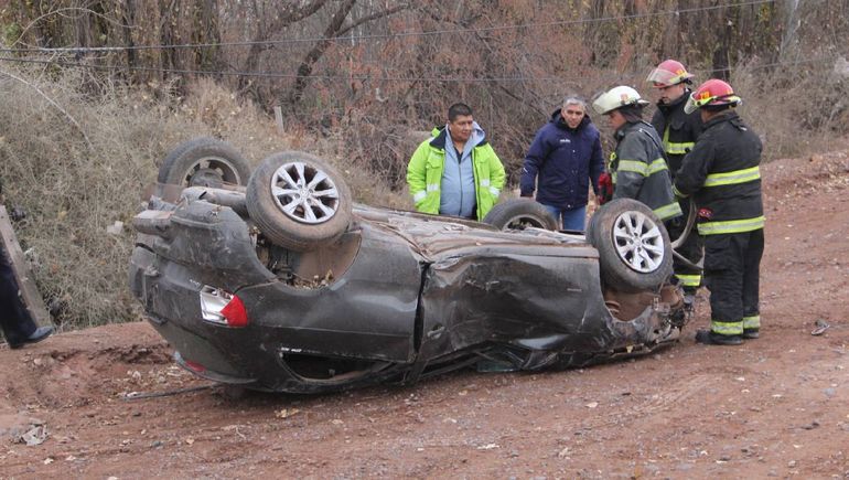 El Volkswagen Gol TRend en el trágico vuelco camino a Centenario. El Volkswagen Gol TRend en el trágico vuelco camino a Centenario.