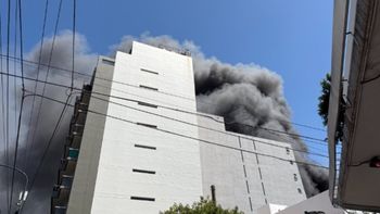 se incendio el deposito de un bazar: 120 personas evacuadas se incendio el deposito de un bazar: 120 personas evacuadas