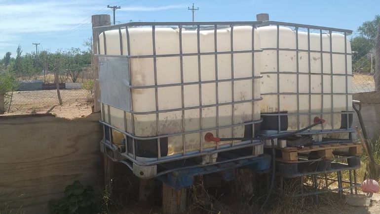 Los vecinos aseguran que en ocasiones ni siquiera les completan la mitad de los tanques de agua. Los vecinos aseguran que en ocasiones ni siquiera les completan la mitad de los tanques de agua.