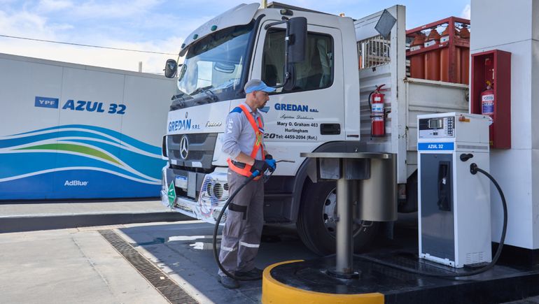 Azul 32 está disponible en 80 estaciones de servicio YPF en todo el país