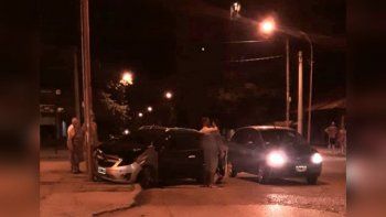 por esquivar un auto, choco contra un poste de luz por esquivar un auto, choco contra un poste de luz