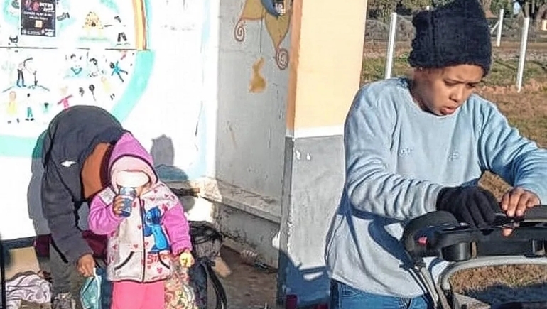 Un policía rescató de la calle a una nena al borde de la hipotermia