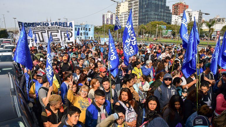 Masiva marcha de las organizaciones sociales por bonos y aumentos salariales