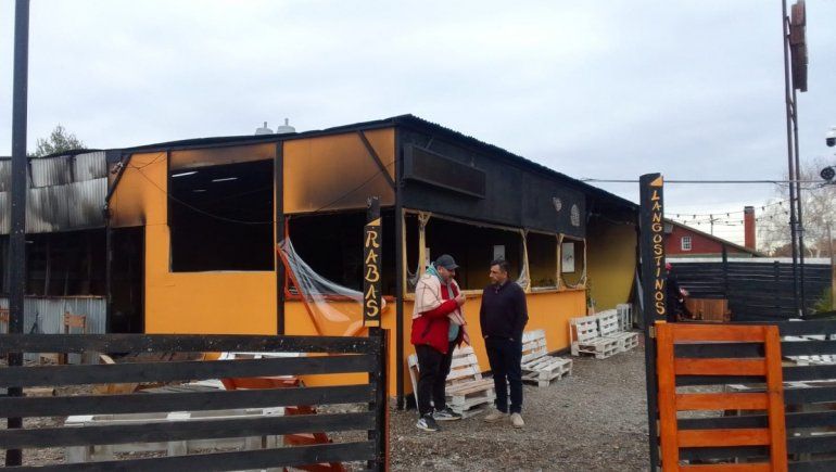 Tiraron una molotov y causaron daños totales en el Club Kombi