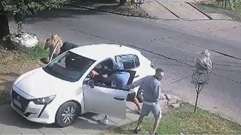 Salían a trabajar un día feriado y fueron vístimas de un violento asalto en la localidad bonaerense de Lanús. Salían a trabajar un día feriado y fueron vístimas de un violento asalto en la localidad bonaerense de Lanús.