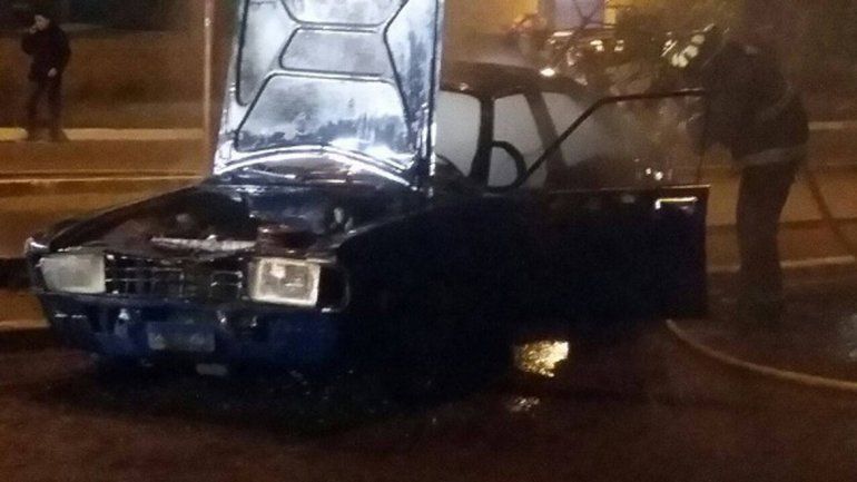 Un auto chocó, se incendió y sus ocupantes se fugaron