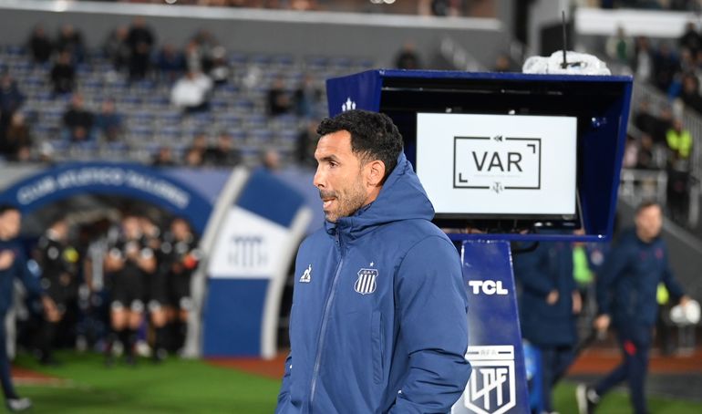 Carlos Tevez debutó con una derrota.