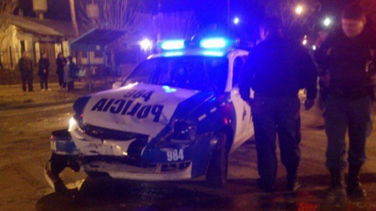 Un móvil policial pasó en semáforo en rojo y chocó contra una camioneta