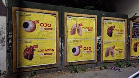 A la micromilitancia en distintos espacios la acompaña también la cartelería exterior. Javier Milei, el principal apuntado.