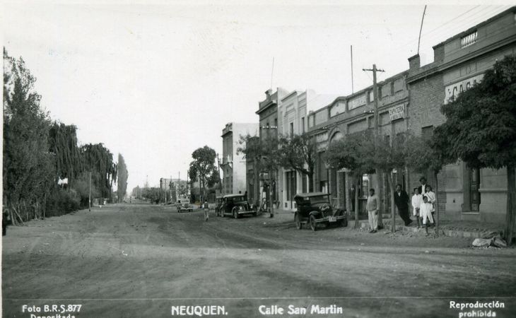 Calle San Martín: el corazón comercial de Neuquén que nació sobre la antigua huella del arriero. Calle San Martín: el corazón comercial de Neuquén que nació sobre la antigua huella del arriero.