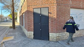 La gente quiere impedir que la puerta del Correo Argentino cierre para siempre en Oro. La gente quiere impedir que la puerta del Correo Argentino cierre para siempre en Oro.