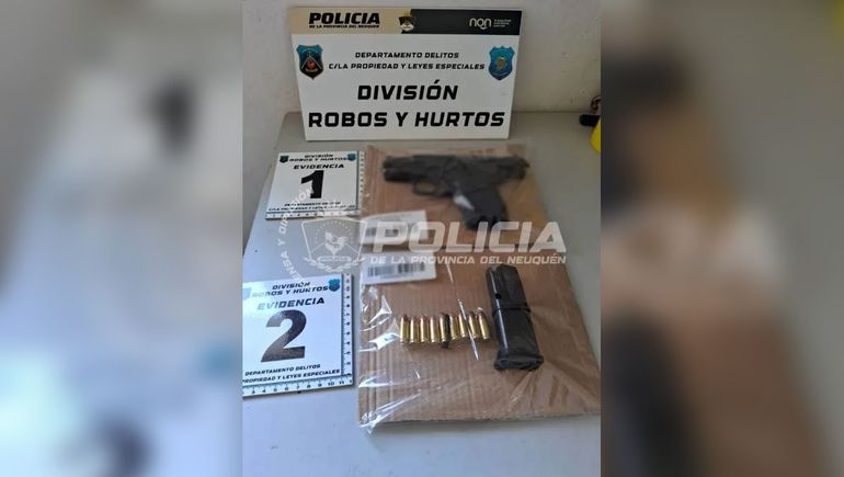 La Policía logró recuperar una pistola que había sido robada de una camioneta.