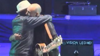un fan se subio al escenario y abel pintos se quedo con la boca abierta