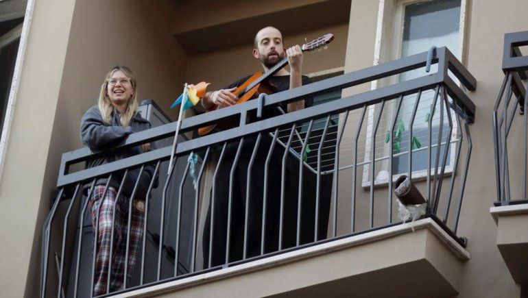Los italianos salen a cantar a los balcones para enfrentar la cuarentena