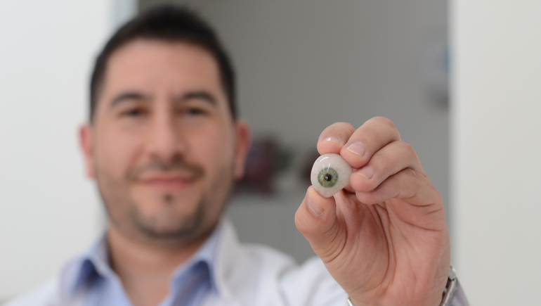 El óptico que le cambia la vida a los neuquinos que perdieron un ojo