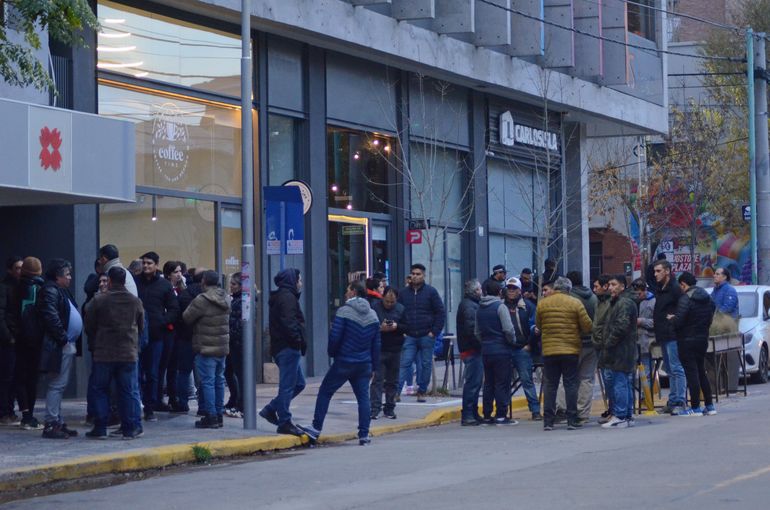 Dolor frente a la clínica donde falleció Guillermo Pereyra.