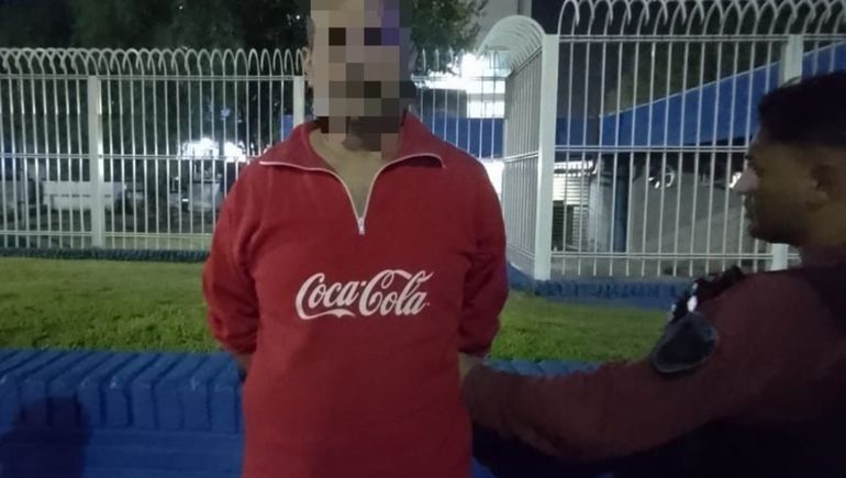 El vendedor fue detenido cuando intentaba escapar del predio. El vendedor fue detenido cuando intentaba escapar del predio.