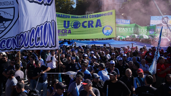 Es una movilización contra una política de hambre, entrega, ajuste, de cierre de empresas. Es una movilización contra una política de hambre, entrega, ajuste, de cierre de empresas.