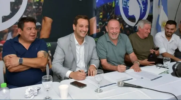 Lucas Castelli firmó un acuerdo a finales de 2024 con todos los sectores internos. de la UOCRA para garantizar la previsibilidad en Vaca Muerta. Lucas Castelli firmó un acuerdo a finales de 2024 con todos los sectores internos. de la UOCRA para garantizar la previsibilidad en Vaca Muerta.