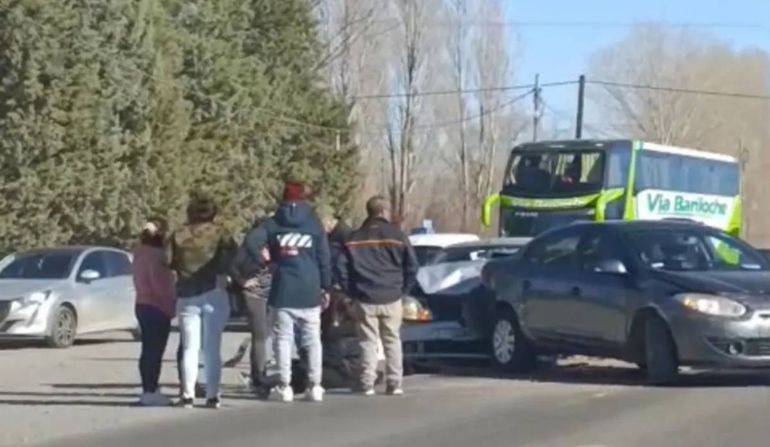Impactante choque en cadena en Ruta 22: hay heridos y cortes de tránsito