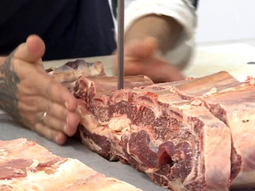 En comercios del norte de la Patagonia el kilo de asado ya perforó los 20.000 pesos. Valor que es récord cuando se lo mide en dólares. En comercios del norte de la Patagonia el kilo de asado ya perforó los 20.000 pesos. Valor que es récord cuando se lo mide en dólares.