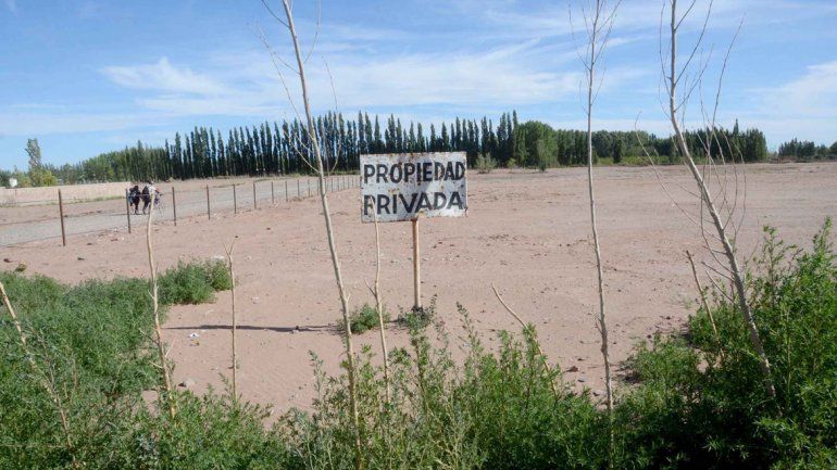 El yacimiento Centenario está en Neuquén (Nueva Esperanza) y Plottier (Los Hornos).  El predio donde perforarán deja claro que tiene dueño.  Los vecinos debatían qué obra querían en el barrio.