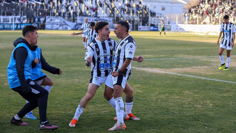 Gonzalo Lucero lo vio y lanzó rápido un pase de 30 metros. El resto es historia escrita por Ibarra. Así festejaron el golazo del sábado. 