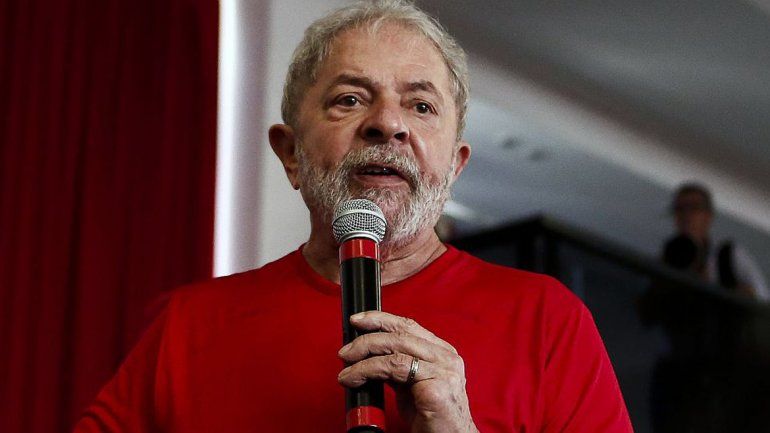 El candidato presidencial por la oposición no puede salir de Brasil.