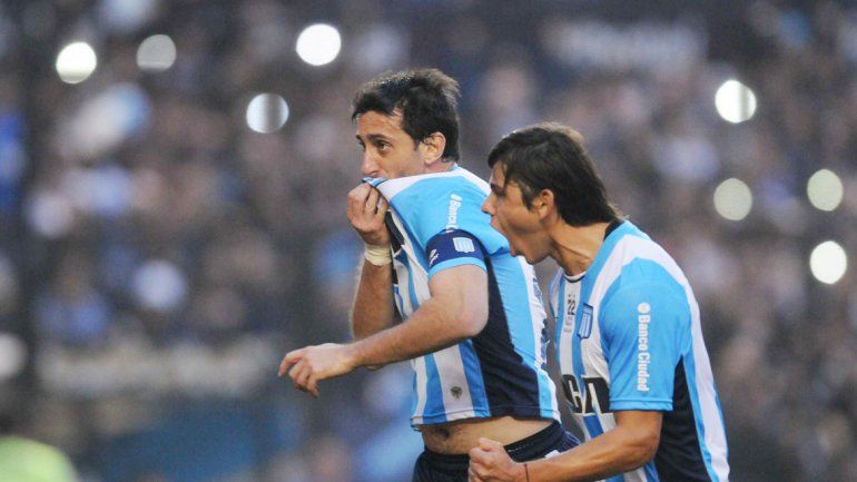 Diego Milito festeja su último gol en Racing.