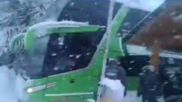Rescataron a los pasajeros de un micro que había quedado varado en el paso Mamuil Malal