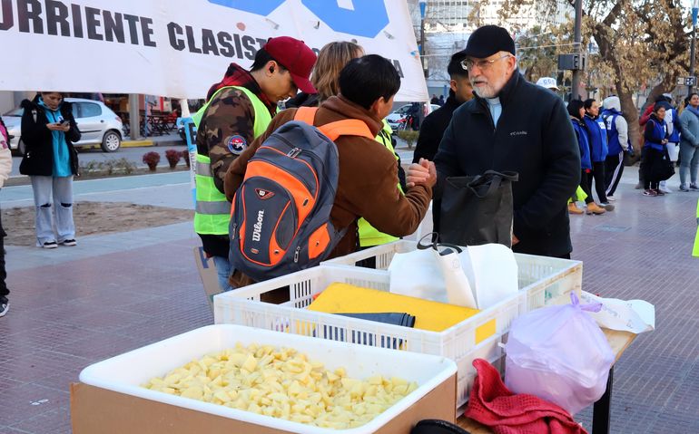 El obispo Fernando Croxatto, saludando a participantes de la ceremonia por el Día de San Cayetano.