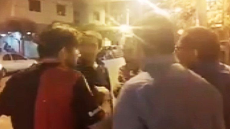 Tensa discusión entre Pechi y vecinos al salir de la Municipalidad