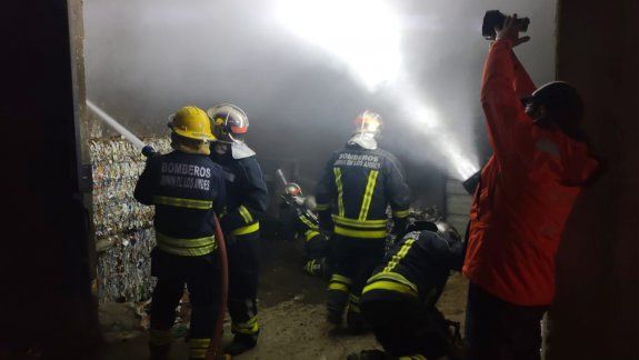Se incendió una planta de aislantes de celulosa en Junín de los Andes