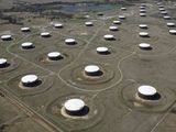 FOTO DE ARCHIVO: Tanques de almacenamiento de crudo se ven desde arriba en el centro petrolero de Cushing, en Cushing, Oklahoma, 24 de marzo de 2016.  REUTERS/Nick Oxford/File Photo