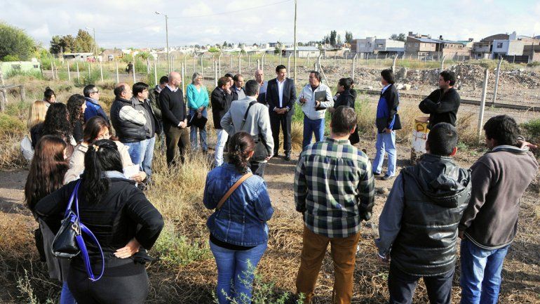Los funcionarios provinciales junto a vecinos del barrio Huiliches.