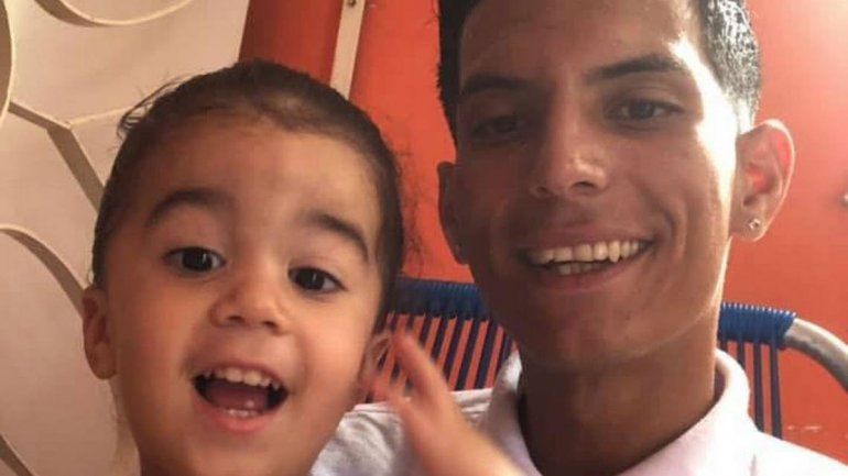 Cubano escapó escondido entre valijas de un avión