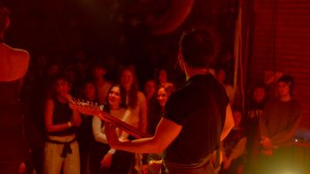 esta cerca la noche surreal: gastronomia, musica y arte en vivo