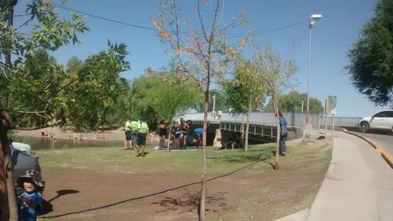 La Policía echó a un grupo de personas que tomaba cerveza en el Río Grande