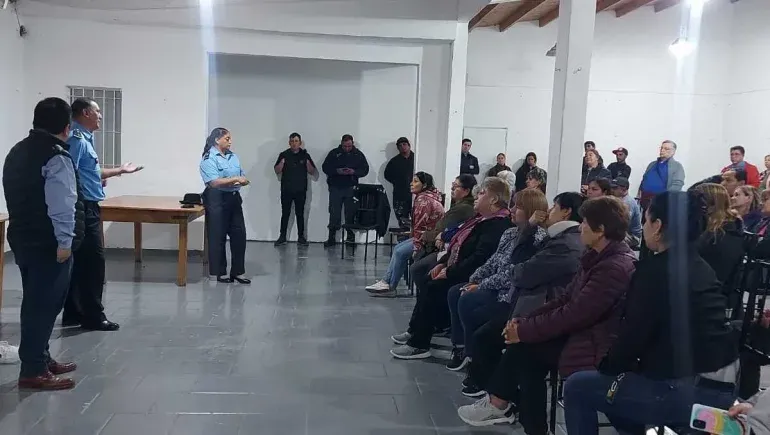 Vecinos y Policía reunidos por los robos en el barrio Unión de Mayo. Gentileza.&nbsp;