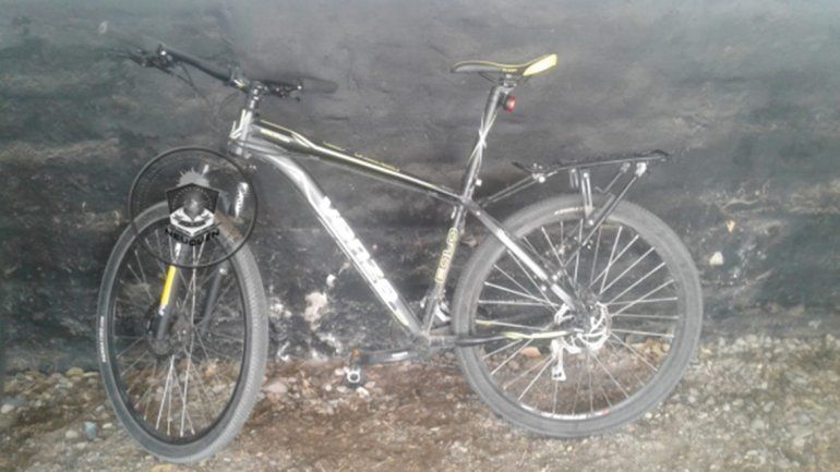Cayó con una bicicleta robada de un edificio en el Bajo neuquino