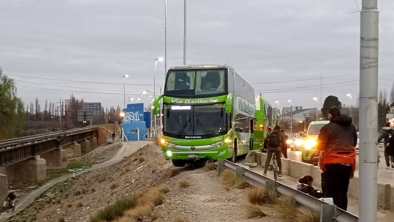 Las fotos más impactantes del micro que casi cae del puente: pánico y demoras