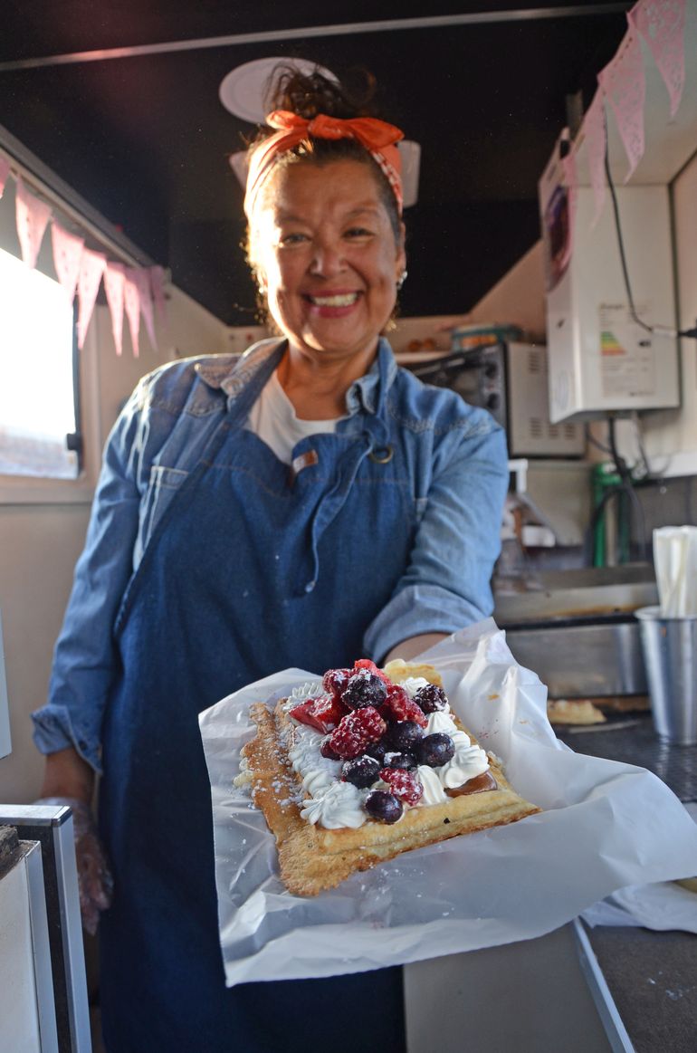Adriana siempre comparte una charla cuando se acercan a su carrito waflero. Adriana siempre comparte una charla cuando se acercan a su carrito waflero.
