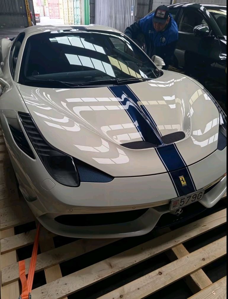 Muchos de los autos que llegaron para la Ferrari Cavalcade Patagonia 2025 tienen terminaciones únicas, distantes del clásico rojo de la marca; esta 458 Speciale Aperta con patente del Principado de Mónaco, un ejemplo perfecto. Foto: chinocarspotter Muchos de los autos que llegaron para la Ferrari Cavalcade Patagonia 2025 tienen terminaciones únicas, distantes del clásico rojo de la marca; esta 458 Speciale Aperta con patente del Principado de Mónaco, un ejemplo perfecto. Foto: chinocarspotter