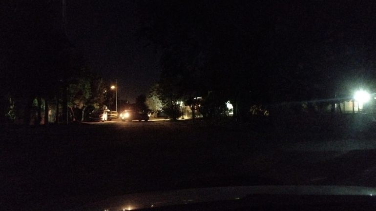 Un solo farol para iluminar las afueras de la escuela de Las Perlas