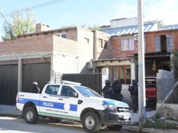 El allanamiento de la policía de Chubut en la casa del Chavo Ferreyra: aclararon que no está vinculado con el video del escándalo judicial por supuesta coima. El allanamiento de la policía de Chubut en la casa del Chavo Ferreyra: aclararon que no está vinculado con el video del escándalo judicial por supuesta coima.