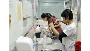 un medico y un auxiliar de medicina un medico y un auxiliar de medicina