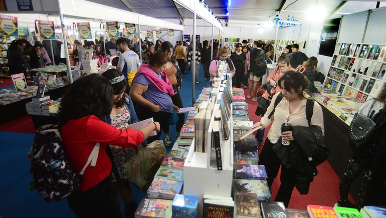 Los asistentes a la Feria del Libro en el MNBA. Los asistentes a la Feria del Libro en el MNBA.