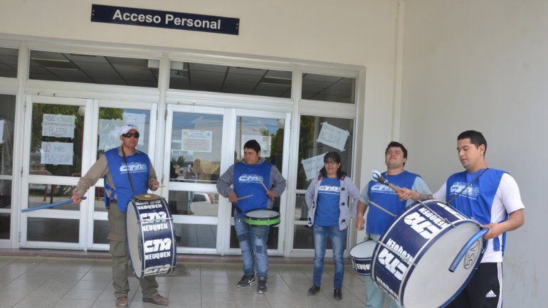 Horas claves para destrabar el conflicto en el Heller: Los médicos se trajeron sus propias sábanas