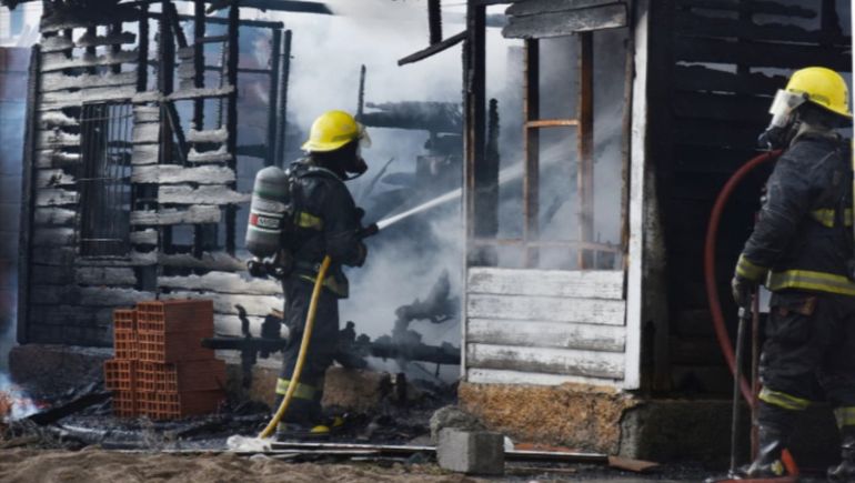 Salieron con lo puesto y se salvaron del incendio