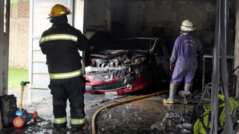 Centenario: un incendio en un garaje destruyó un auto